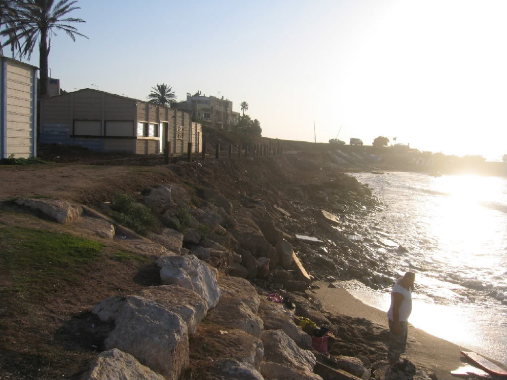 מסעדה בלתי חוקית ושפוכת סלעים למים לצורך בניית דק בלתי חוקי - בת גלים - 2009 (צילום: ירון כרמי)