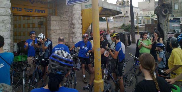 רוכבי_אופניים_בכניסה_לכרמלית_בחיפה.jpg