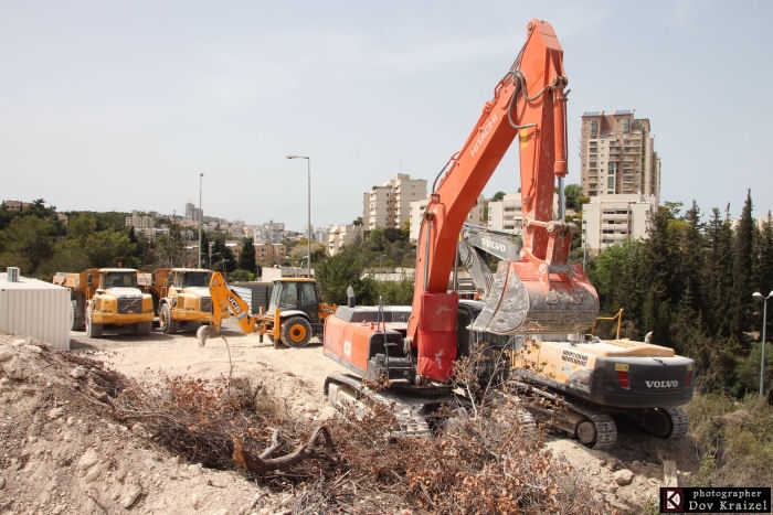 כלי הנדסה בגבעת זמר - שכונה חדשה בחיפה (צילום: דב קרייזל 052-2561272)