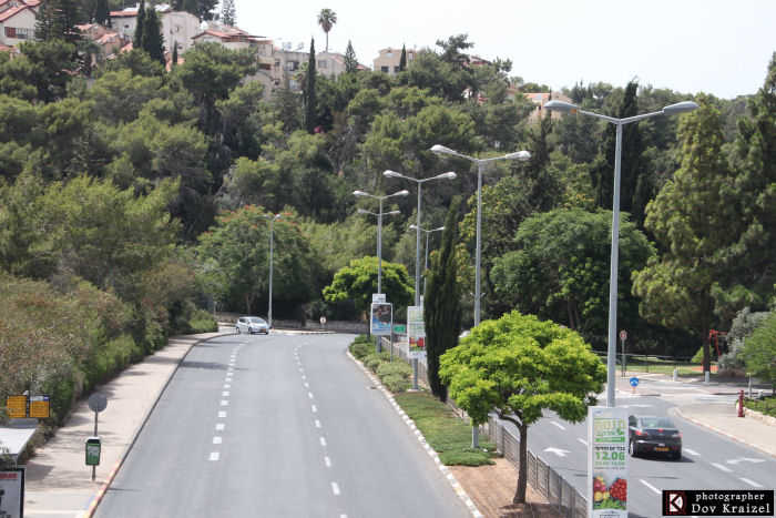 דרך חנקין: מבט מגשר אברהם עופר לכיוון אחוזה - גבעת זמר - שכונה חדשה בחיפה (צילום: דב קרייזל 052-2561272)