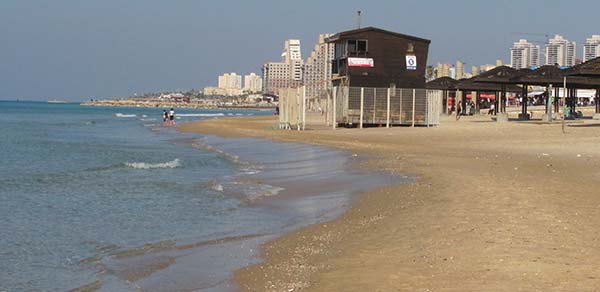 חוף דדו נסגר לרחצה בשל הזרמת הביוב. (צילום ארכיון: ירון כרמי)