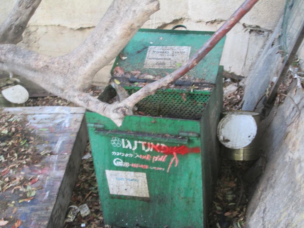 אשפה מצחינה ושאריות מתחת לאיזה קפה במקום - רחוב מסדה בחיפה (צילום - חיים כהן)