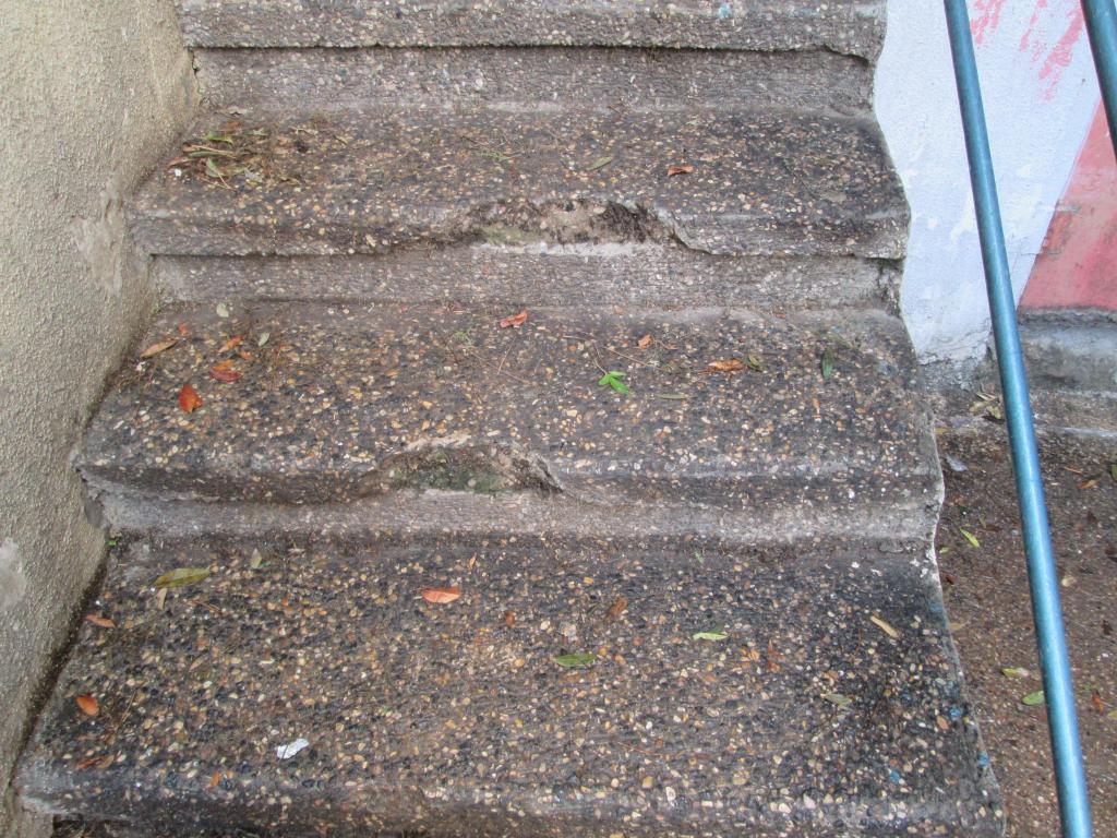 מדרגות שבורות - רחוב מסדה בחיפה (צילום - חיים כהן)