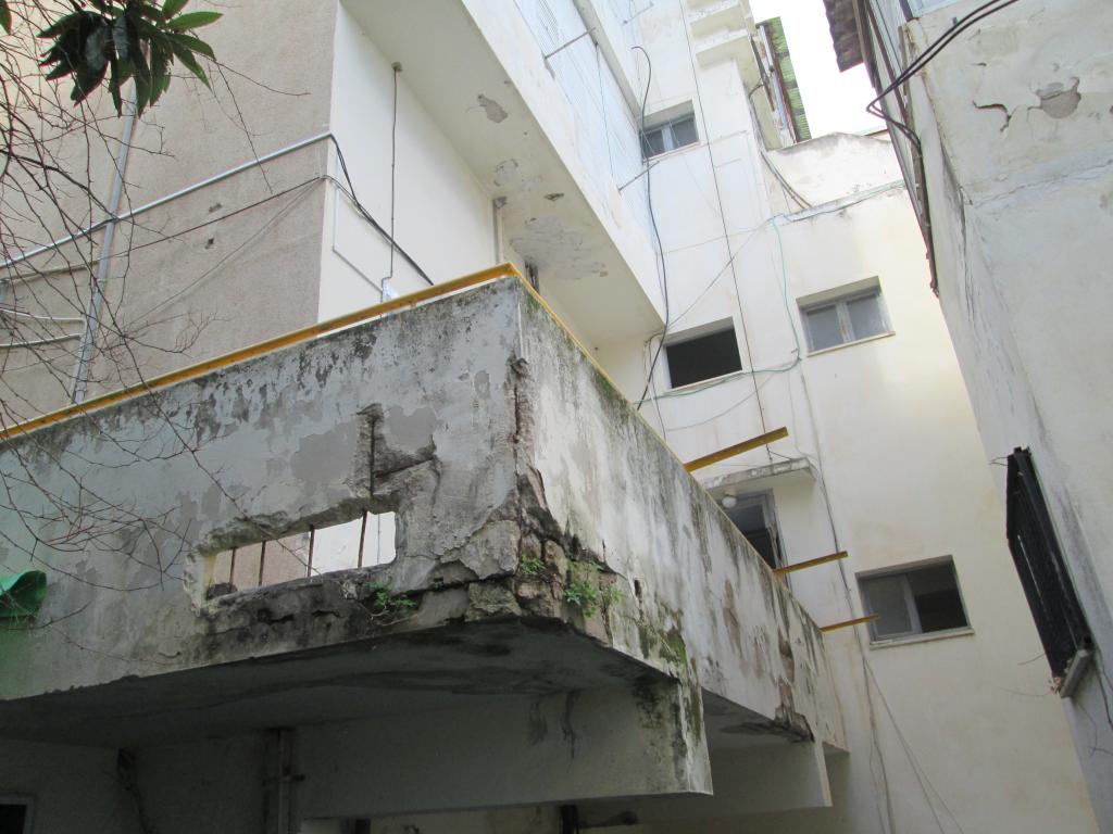 מרפסות כניסה בסכנה התמוטטות - רחוב מסדה בחיפה (צילום - חיים כהן)