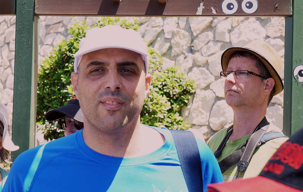 איל ארגמן - פעיל מקריית אליעזר. מימין אורי לינסקיל (צילום - ירון כרמי)