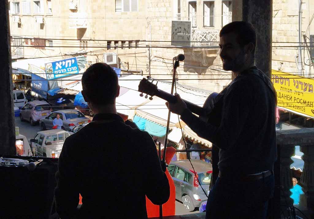 05_-_מנגנים_בדירות_הרפאים_בחיפה.jpg
