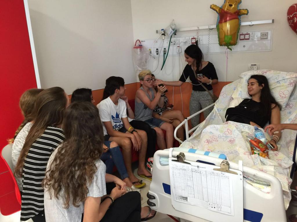 גלי עם בני כיתתה בבית החולים רמב"ם בחיפה לאחר שעברה ניתוח לאיחוי הזרוע שנשברה בתאונת האוטובוס במנהרות הכרמל