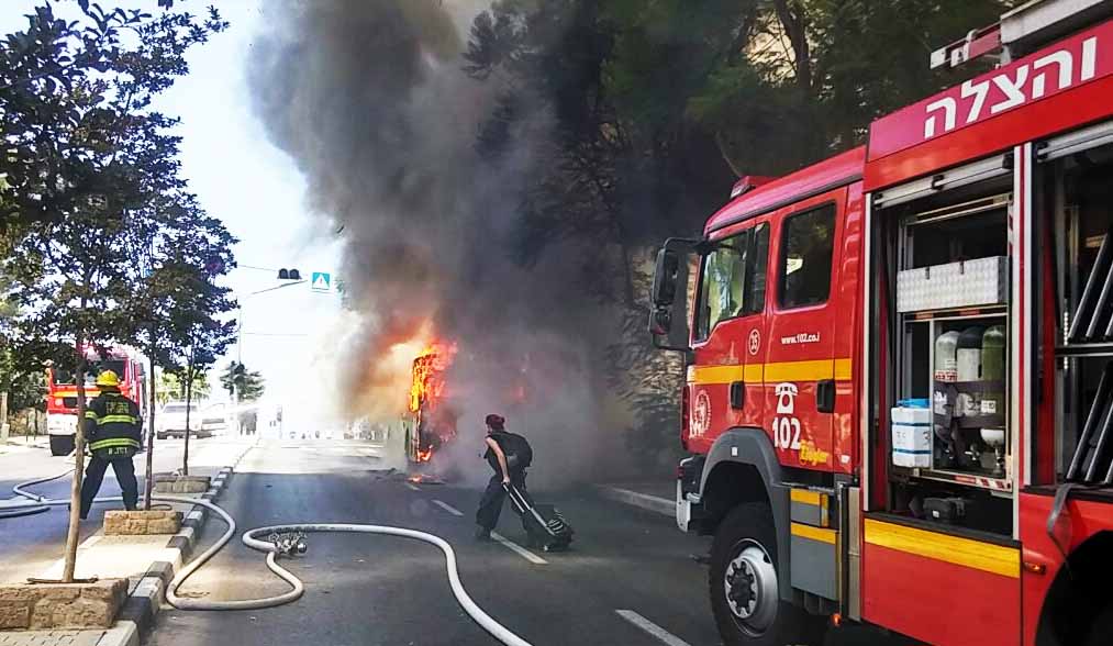 האוטובוס_בציונות_בוער._צילום_-_יהורם_בן_יהודה_1.jpg