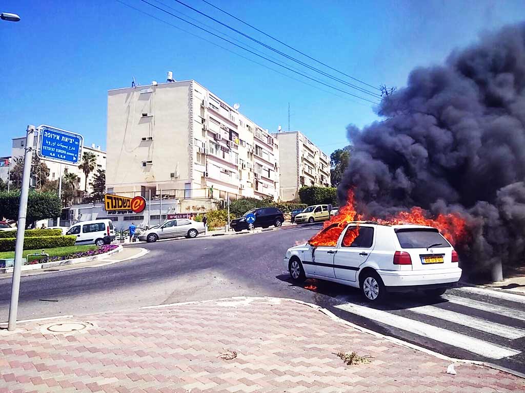 В Кирьят-Шапринтаке горит автомобиль - фотографии с места - Живите здесь -  Корпорация новостей Хайфы и окрестностей