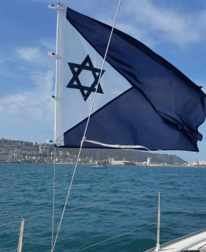 דגל חיל הים מונף על ספינת שייטי הכרמל
