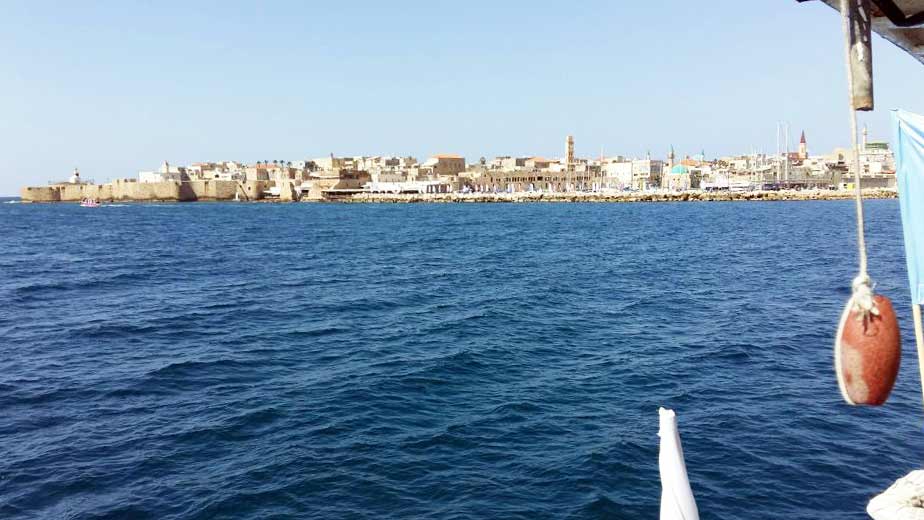 מבט_מהספינה_אל_מעגן_עכו_וחומות_העיר_העתיקה.jpg