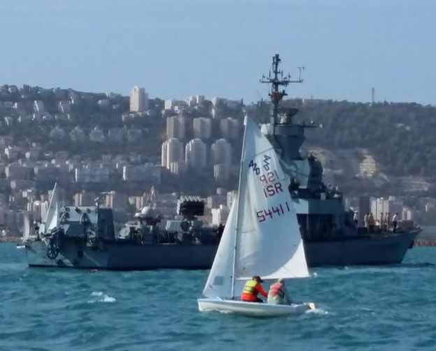מפרשית מדגם 420 לייד סטיל של חיל הים וספינת משפחות הנופלים במשט לזכר המשחתת אח"י אילת
