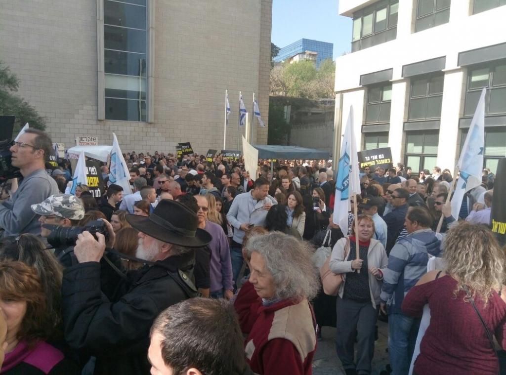 09_אלפי_מפגינים_נגד_מיכל_האמוניה_מול_בית_המשפט_בחיפה.jpg
