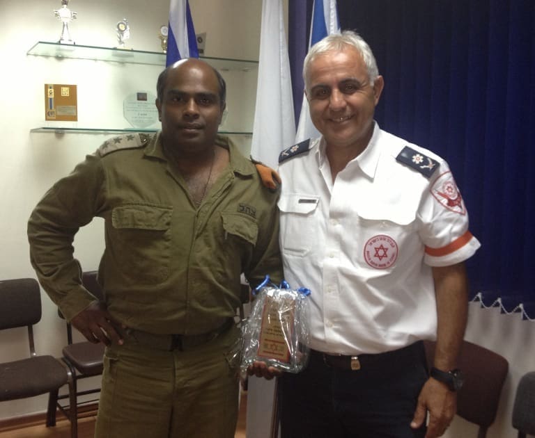 מנהל_מרחב_כרמל_מגן_שמעון_ביטון_מעניק_מגן_הוקרה_לאלמ_איתן_יצחקה_מפקד_מחוז_חיפה_היוצא_של_פקער.jpg