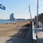 13ברצלונטה_-_רצועת_חוף_רחבה_בלב_העיר_כאשר_הטיילת_מרוחקת_מהים_ומשאירה_רוף_נרחב