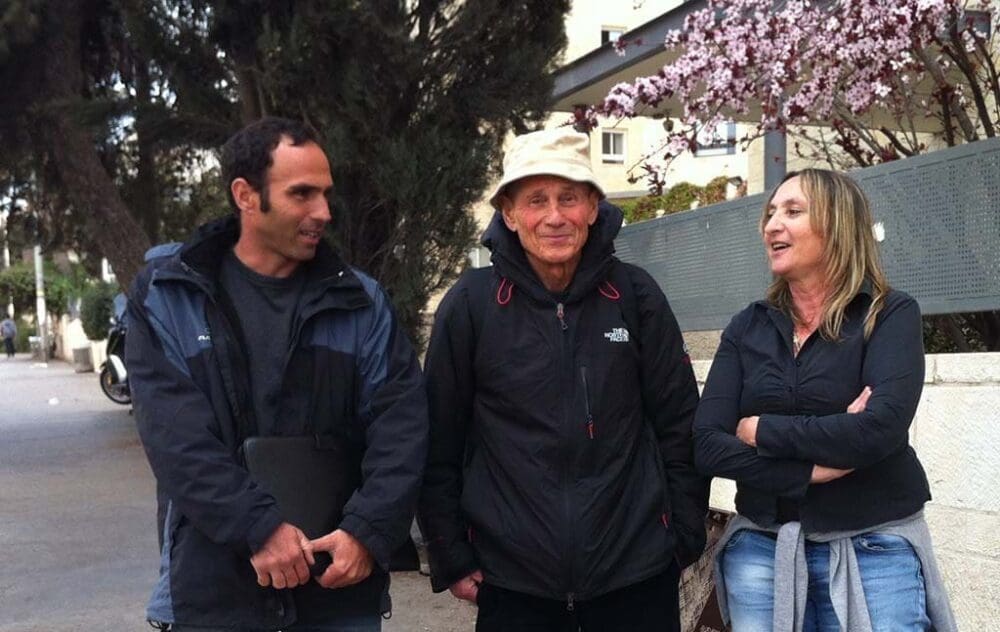 מימין-חנה קופרמן במרכז דר יעקב -גאולוג ואיש אשכולות- משמאל גיל הורביץ