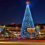 חג החגים – חנוכיה ועץ חג המולד – שדרות בן גוריון (צילום: צבי רוגר – עיריית חיפה)