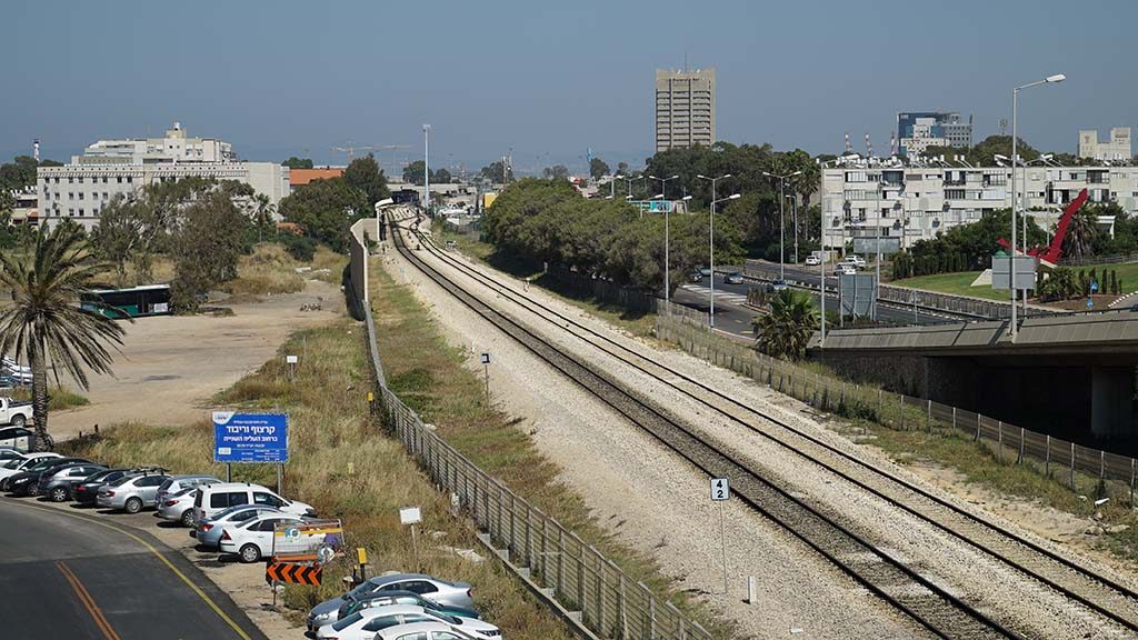 מסילת הרכבת ושדרות ההגנה מבט ממחלף אלנבי - יוני 2015 (צילום: ירון כרמי)