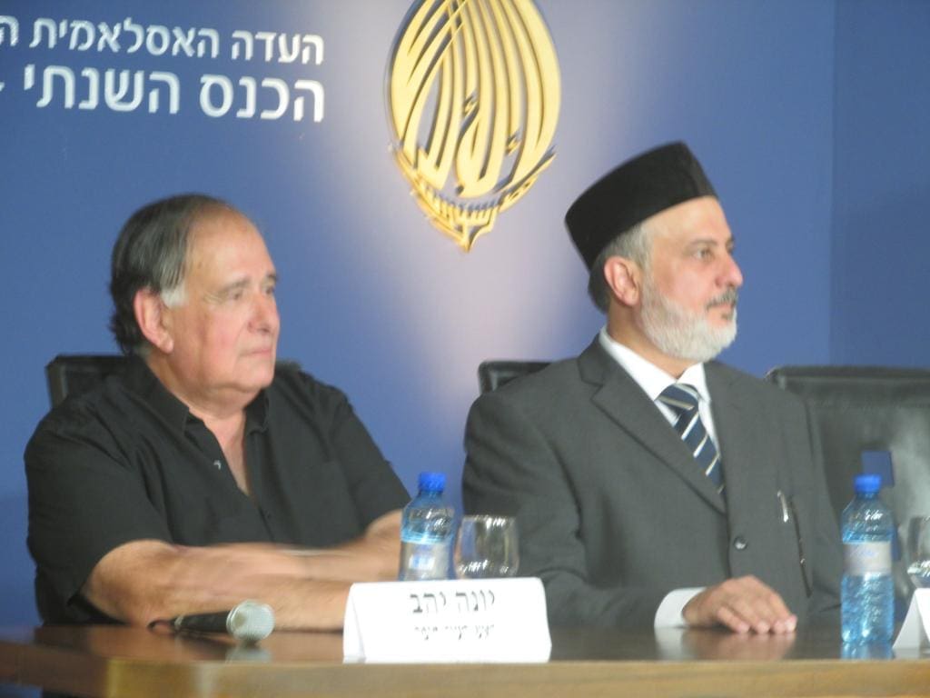 ראש עיריית חיפה יונה יהב וראש העדה האחמדית מחמד שריף עודה. (צילום: סמר עודה)