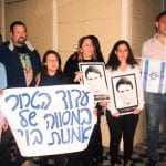 משפחת תמאם וחברים מוחים נגד ההצגה בתאטרון אל מידאן (צילום: סמר עודה )