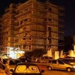 תמ"א 38 ברחוב שונמית. הרחוב סתום בכלי רכב (צילום: ירון כרמי)