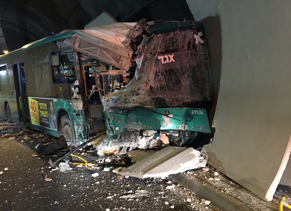 האוטובוס המרוסק - התאונה במנהרות הכרמל בה נהרגה אור אלבז ונפצעו 46 נוסעים (צילום: דוברות כבאות והצלה - מחוז חוף)