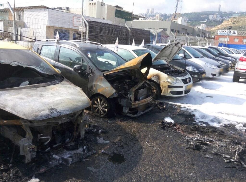 חשד להצתת מגרש מכוניות במפרץ חיפה 15/4/2016 (צילום: כבאת והצלה)