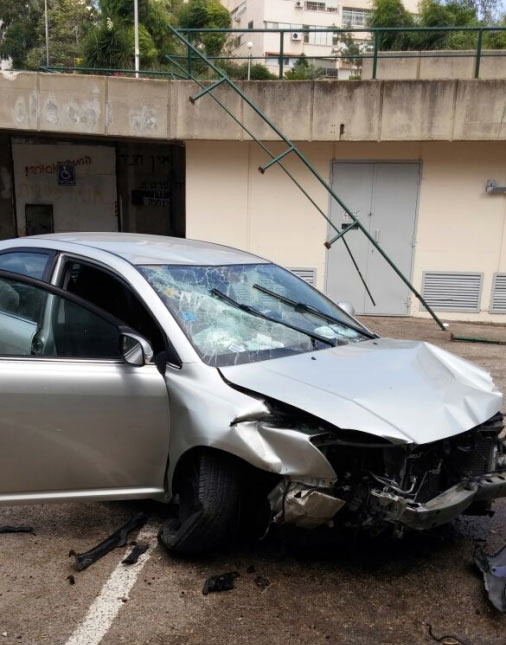 רכב שנפל מגובה ברחוב סטפן וייז בחיפה - שתי נשים ניצלו בנס
