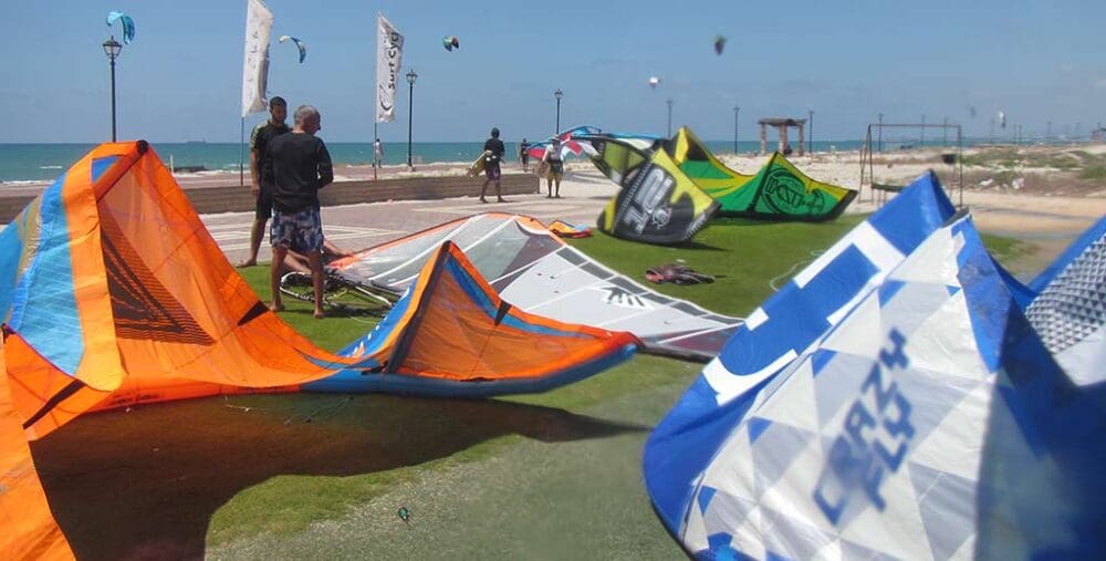גולשים במועדון סרף סייקל בקריית ים (צילום: ירון כרמי)