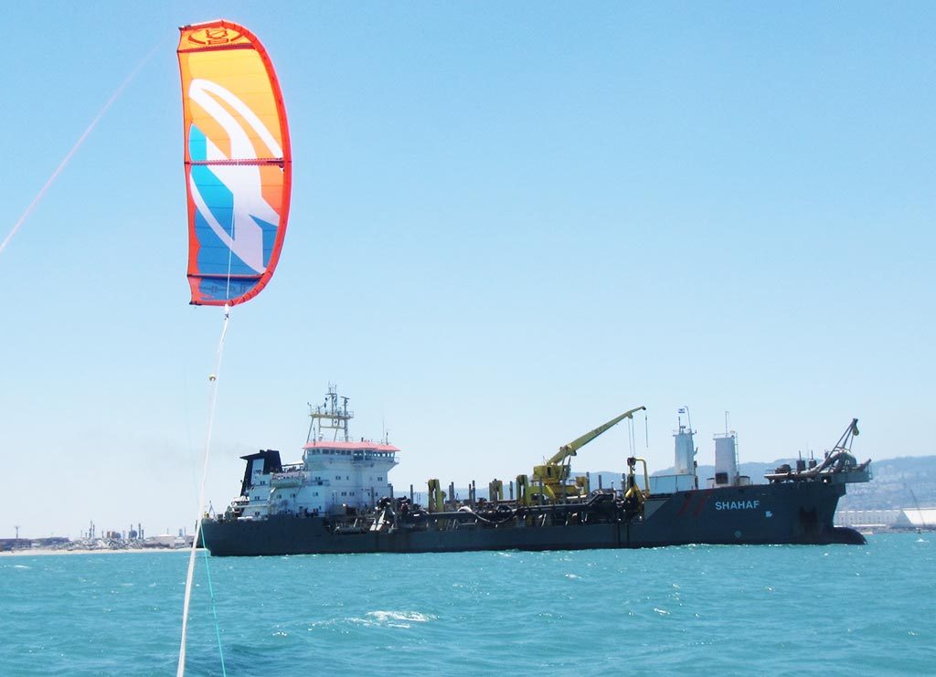 האנייה שחף מסלקת את צינורות הדלק ממפרץ חיפה (צילום: ירון כרמי)