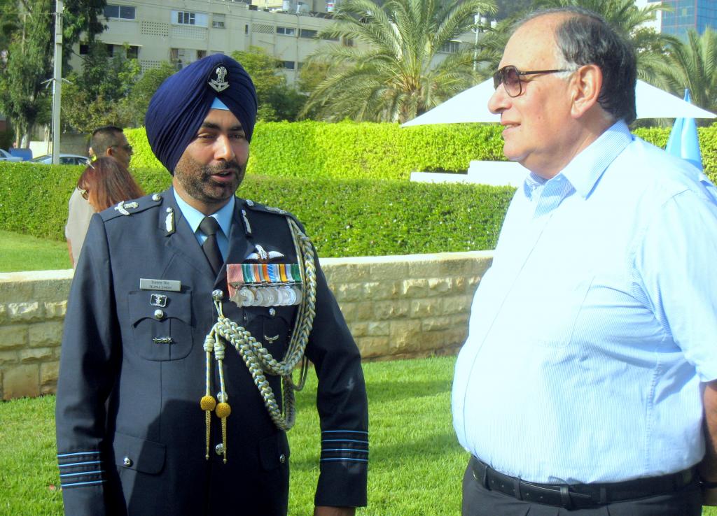 יונה יהב בטקס אזכרה בבית העלמין הבריטי בחיפה בהשתתפות נציגי צבא בריטניה והודו (צילום: אדיר יזירף)