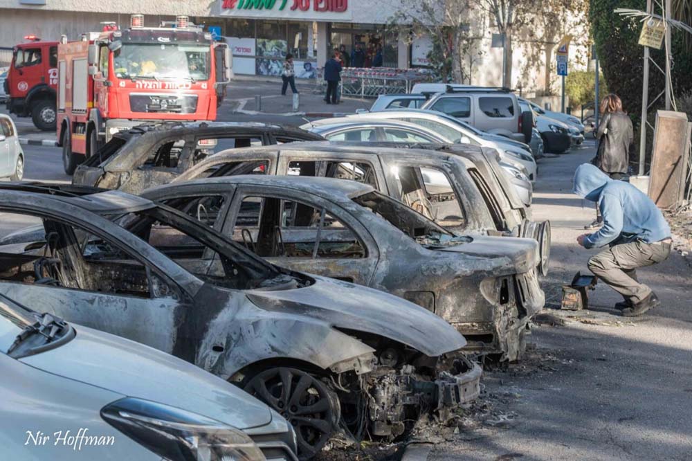 השרפה הגדולה בחיפה - רכבים שרופים ברחוב הנטקה (צילום: ניר הופמן)