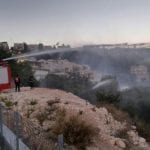 כבאית ממטירה סילון מים בשכונת רוממה בחיפה – השרפה הגדולה בחיפה – 2016 (צילום: רן מינרבי)