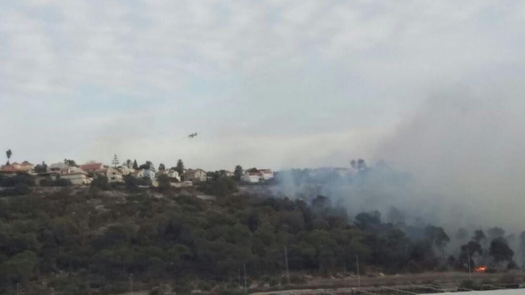 מטוס_כיבוי_מעל_השרפה_בזכרון_יעקב._צילום_-_ירון_חנן_.jpg