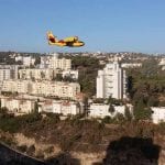 מטוס כיבוי יווני מעל נחל הגיבורים בעת שרפת הענק בחיפה (צילום: מורדי גפן)