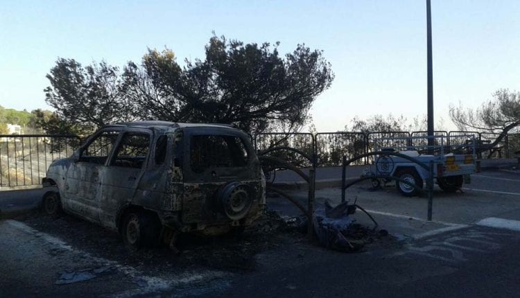 שריפת הענק בחיפה 24/11/2016 – רכב שרוף ברוממה (צילום: אלי אזולאי)