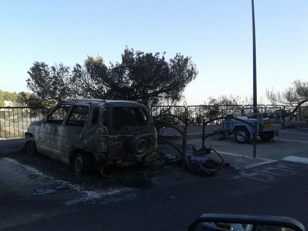 שריפת הענק בחיפה 24/11/2016 - רכב שרוף ברוממה (צילום: אלי אזולאי)