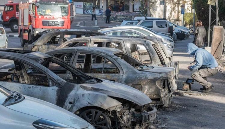 השרפה הגדולה בחיפה – רכבים שרופים ברחוב הנטקה (צילום: ניר הופמן)