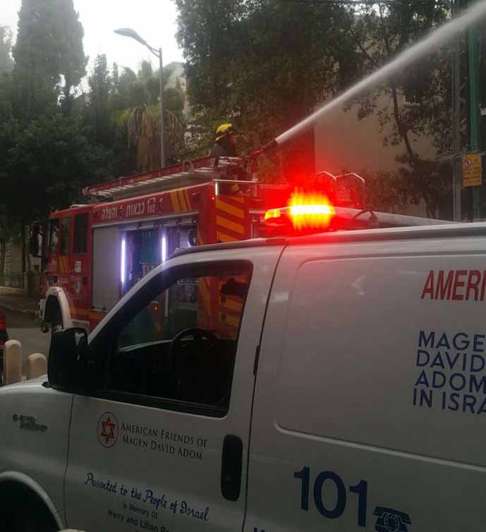 לוחמי_האש_ומדא_בעת_החילוץ_באתר._צילום_-_יניב_שטנגר_01.jpeg