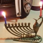נר_ראשון_וחנוכיה_בת_40_בבית_משפחת_ווראנשטין_בחיפה._צילום_-_איתן_ווראנשטין