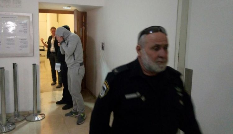 אחד החשודים בהתעללות בקשישים בבית האבות כיפת הזהב בחיפה בעת מעצרו