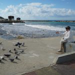 שרה ואקנין מאכילה את היונים – חוף בת גלים (צילום – ירון כרמי)