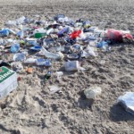פסולת בחוף הים (צילום – ירון כרמי)