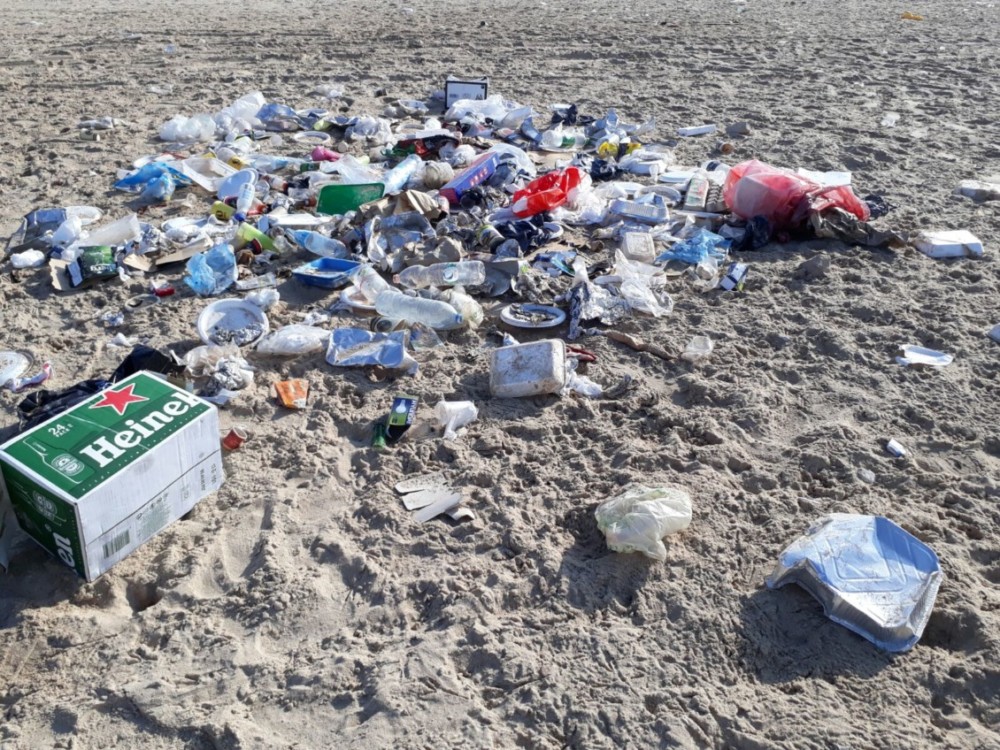 פסולת בחוף הים (צילום - ירון כרמי)
