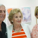חיים טופול עם העיתונאית דנה וייס ורבקה וייס בלוך אוצרת הגלריה גורדון
