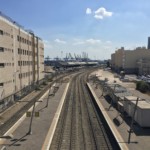 מסילת הרכבת – החומה בין העיר לים