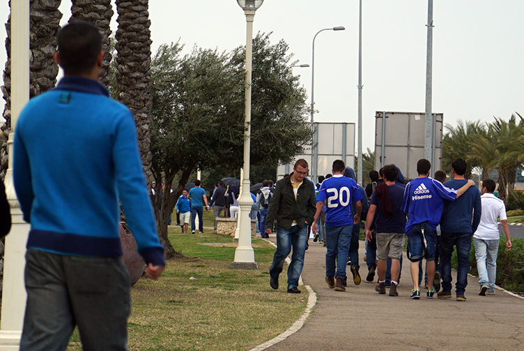 אוהדי נבחרת ישראל נוהרים לאצטדיון הכדורגל סמי עופר (ארכיון) (צילום: ירון כרמי)