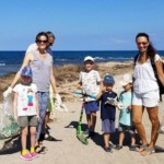 הורים וילדים במבצע ניקיון בחוף שקמונה בחיפה על ידי מתנדבים ( צילום – שרה אוחיון)