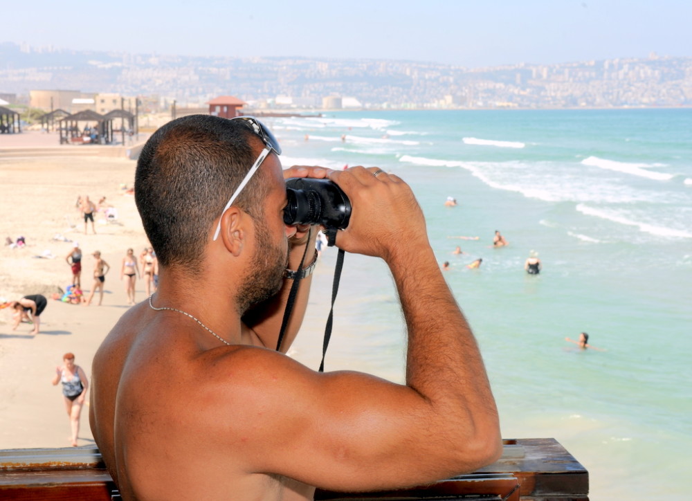 מציל בחוף קריית חיים בחיפה (צילום: דוברות עיריית חיפה)