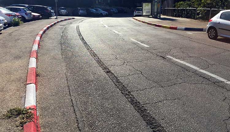 פס החציבה של חברות הכבלים – כביש עתיק ברחוב אדמונד פלג בחיפה (צילום – ירון כרמי)